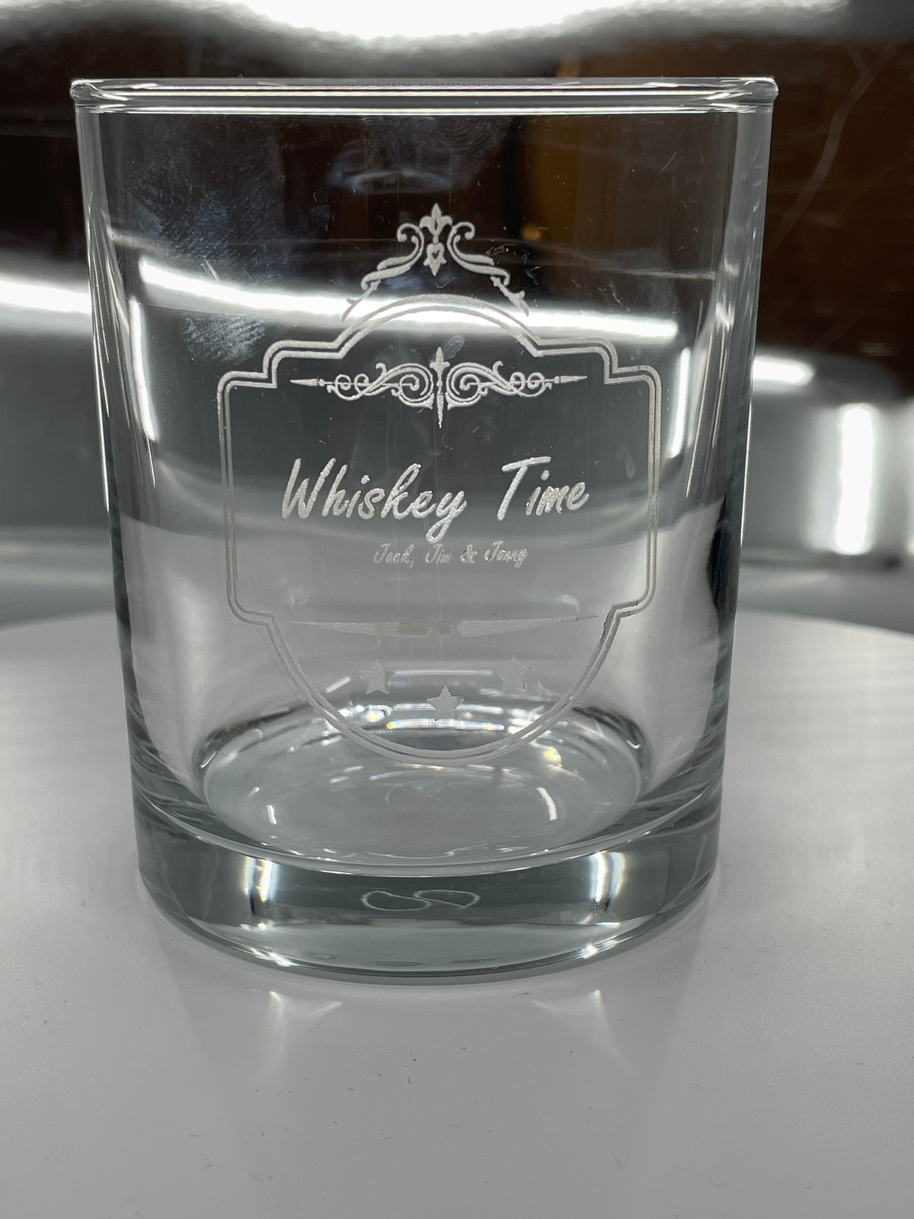 UV Lasergravur auf einem Whiskeyglas hochgenau