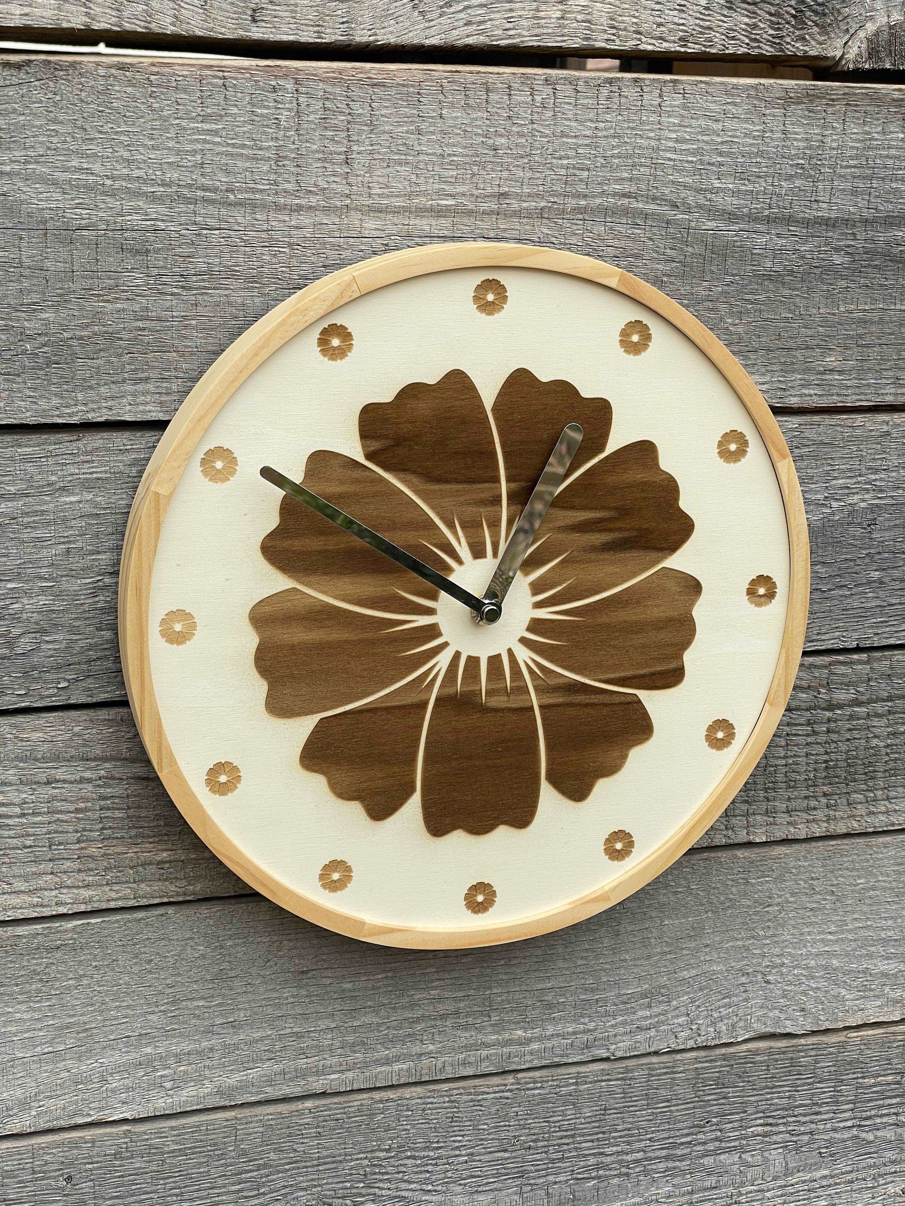 Wanduhr Holz mit Motivgravur | Motiv Flower - Laserstern Beschriftungen - Lasergravuren